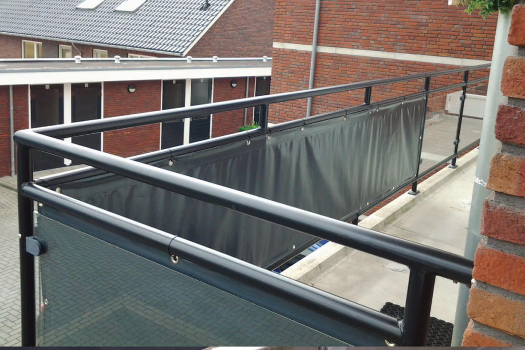 Balkondoek aan een balkonhek vastmaken