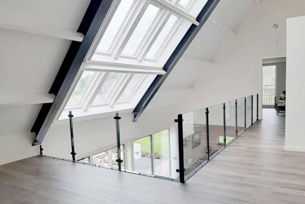 Glazen balustrade in Ter Apel: laten plaatsen, maatwerk en veiligheid