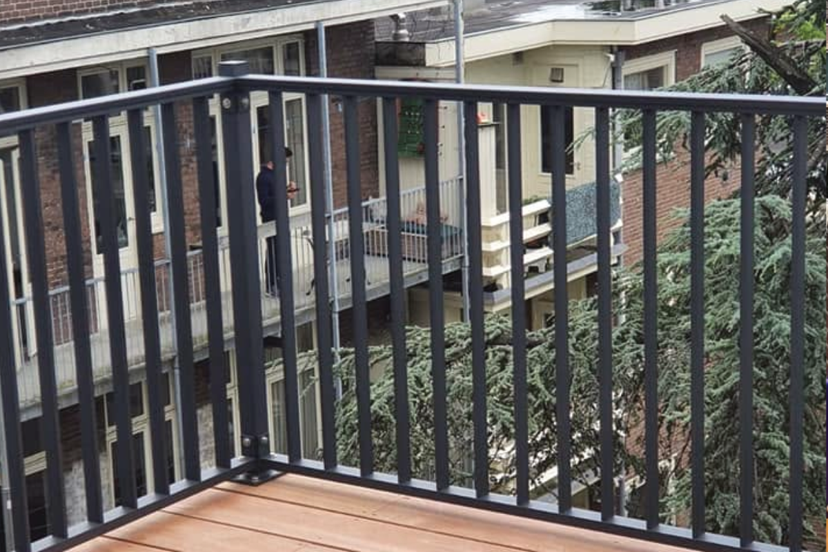 Donker striphekwerk langs een dakterras