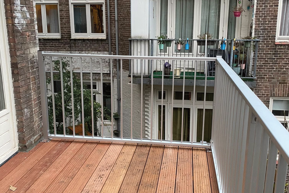 Striphekwerk op dakterras plaatsen: Veiligheid, kosten en installatietips