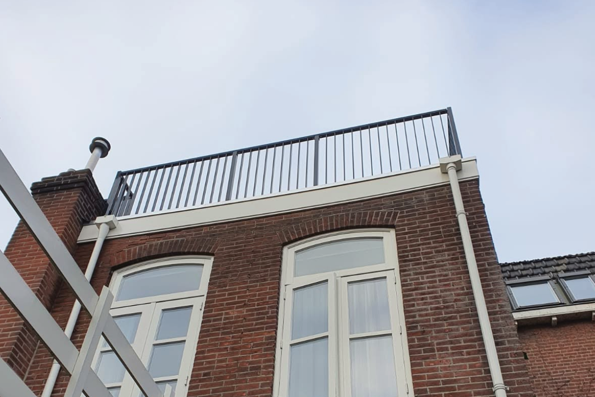 Striphekwerk op maat laten maken: professioneel, duurzaam en betaalbaar