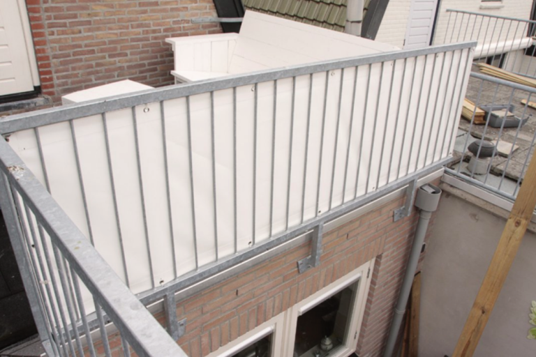 Balkondoek strak bevestigen