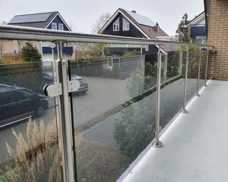 Glazen balustrade met losse glaspanelen per veld