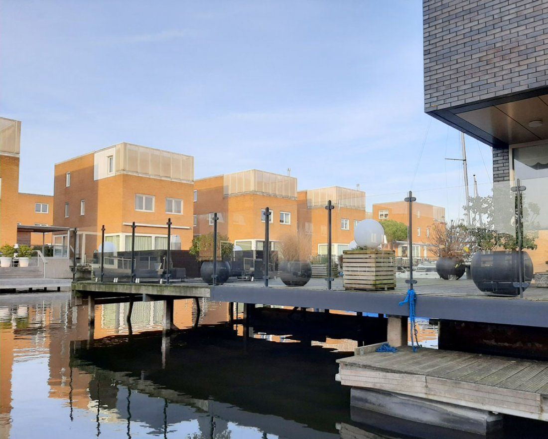 Glazen balustrade waarvan een paneel te vervangen is
