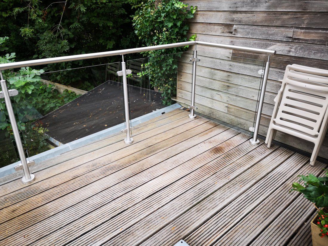 Glazen balustrade die het balkon afschermt